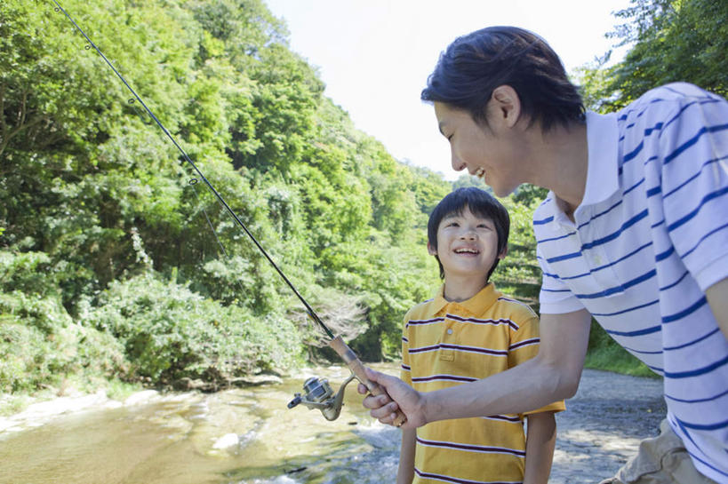 东方人,儿童,两个人,父亲,儿子,站,笑,微笑,露齿笑,横图,室外,白天,侧面,纯洁,河流,森林,树林,水,植物,钓鱼竿,亚洲,河水,水流,云,云朵,云彩,黄种人,树,树木,绿色,白云,天空,小溪,自然,天,溪水,站着,父子,日本人,父爱,可爱,童年,童趣,生长,成长,渔具,童真,烂漫,无邪,天真,男孩,男人,男性,年轻男性,亚洲人,孩子,钓竿,鱼竿,站立,半身,彩图,钓鱼