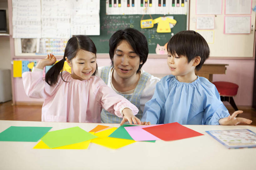 东方人,儿童,三个人,教师,站,说,横图,室内,白天,正面,纯洁,桌子,亚洲,折纸,拿,拿着,黄种人,书桌,课桌,黑板,站着,教室,日本人,可爱,童年,童趣,童真,烂漫,无邪,交流,天真,男孩,男人,男性,年轻男性,年轻女性,女孩,女人,女性,亚洲人,孩子,沟通,讲话,交谈,说话,谈话,站立,半身,彩图