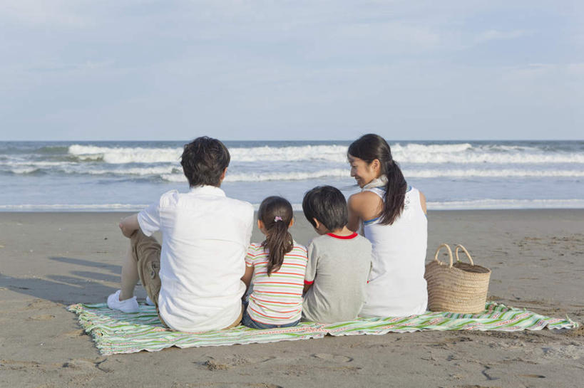 东方人,背部,四个人,家庭,母亲,父亲,女儿,儿子,坐,横图,室外,白天,纯洁,海浪,海洋,沙滩,亚洲,包,皮包,沙子,海岸,浪花,水平线,云,云朵,海平线,沙地,云彩,黄种人,蓝色,白云,蓝天,天空,海水,天,温暖,温馨,父子,母女,一家人,日本人,父爱,可爱,母爱,童年,童趣,单肩包,和睦,海景,童真,烂漫,无邪,天真,亚洲人,大海,风浪,海,海水的波动,海滩,近岸浪,涌浪,坐着,彩图,全身,融洽,爸爸,妈妈