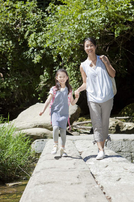 东方人,儿童,两个人,母亲,女儿,站,走,握手,竖图,室外,白天,正面,纯洁,森林,树林,植物,道路,路,亚洲,小路,交通,黄种人,树,树木,绿色,自然,站着,母女,日本人,可爱,母爱,童年,童趣,生长,成长,童真,烂漫,无邪,天真,年轻女性,女孩,女人,女性,亚洲人,孩子,步行,搀手,拉手,散步,手拉手,手握手,站立,走路,彩图,全身