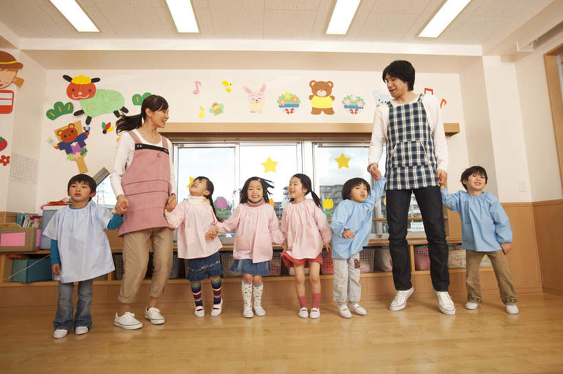 东方人,儿童,两个人,教师,站,笑,微笑,露齿笑,横图,室内,白天,正面,纯洁,地板,亚洲,握,地面,黄种人,木地板,站着,教室,日本人,可爱,童年,童趣,握着,童真,烂漫,无邪,天真,男孩,男人,男性,年轻男性,年轻女性,女人,女性,亚洲人,孩子,老师,站立,彩图,全身