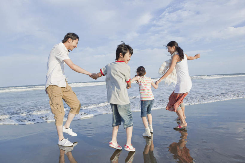 东方人,背部,四个人,家庭,母亲,父亲,女儿,站,走,握手,横图,室外,白天,海浪,海洋,沙滩,亚洲,沙子,海岸,浪花,云,云朵,沙地,云彩,黄种人,蓝色,白云,蓝天,天空,海水,天,站着,温暖,温馨,父子,母女,一家人,日本人,父爱,母爱,和睦,海景,亲子活动,亚洲人,大海,风浪,海,海水的波动,海滩,近岸浪,涌浪,步行,搀手,拉手,散步,手拉手,手握手,站立,走路,彩图,全身,融洽,爸爸,妈妈