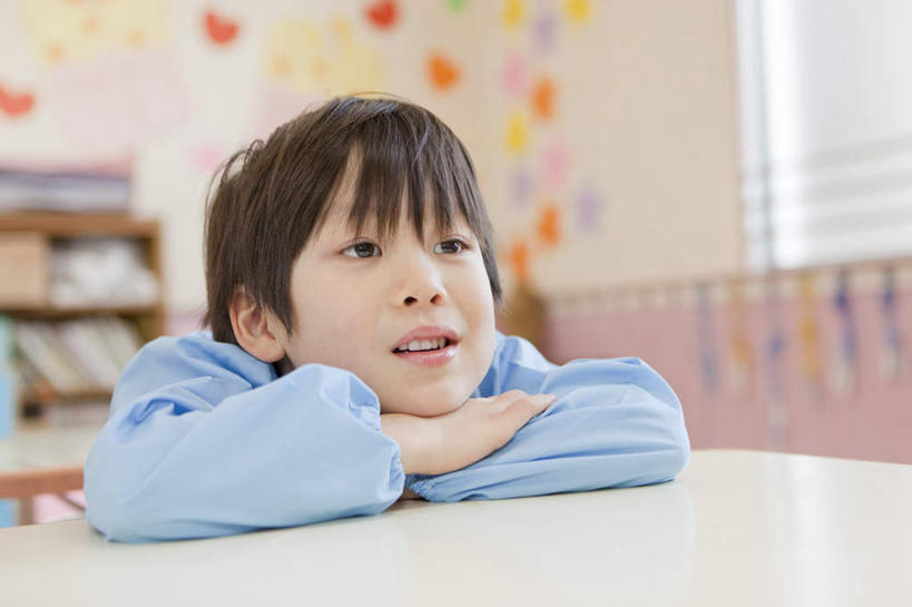 东方人,儿童,一个人,坐,笑,微笑,横图,室内,白天,正面,纯洁,餐桌,桌子,亚洲,仅一个男性,仅一个人,朦胧,模糊,注视,黄种人,小孩,观察,看,趴着,仅一个小孩,教室,日本人,可爱,童年,童趣,餐台,观看,察看,关注,童真,烂漫,无邪,天真,男孩,男人,男性,亚洲人,孩子,趴,坐着,半身,彩图,男生