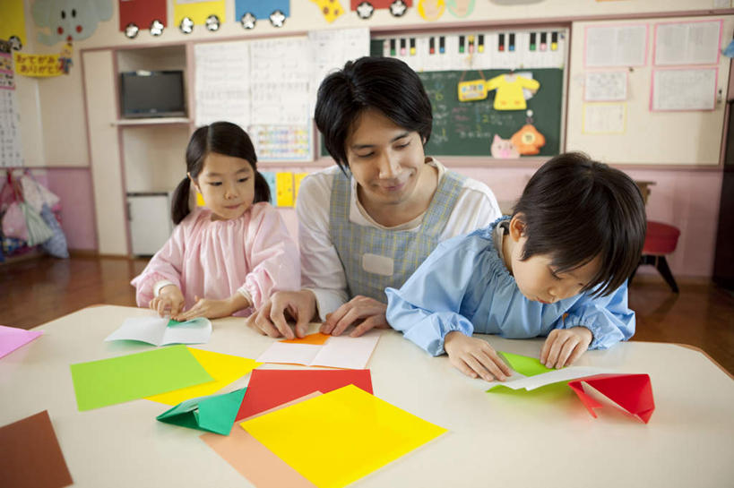 东方人,儿童,三个人,伙伴,朋友,教师,站,横图,室内,白天,正面,友谊,纯洁,地板,桌子,亚洲,朦胧,模糊,艺术,折纸,纸艺,手工艺品,地面,拿,拿着,黄种人,文化,书桌,木地板,课桌,纸制品,黑板,工艺品,站着,教室,同学,日本人,可爱,童年,童趣,教学,高雅,校友,童真,烂漫,无邪,工艺折纸,自信心,品位,同窗,学友,耐磨,教学黑板,天真,友情,男孩,男人,男性,年轻男性,女孩,亚洲人,孩子,站立,半身,彩图