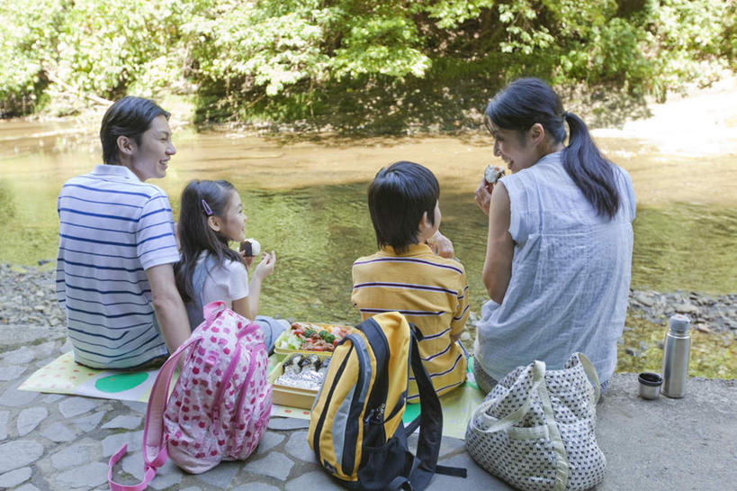 饭团,东方人,儿童,四个人,家庭,夫妻,母亲,父亲,女儿,儿子,坐,横图,室外,白天,爱情,纯洁,河流,水,道路,路,亚洲,阴影,光线,包,书包,影子,河水,水流,小路,食品,交通,浪漫,拿,拿着,注视,黄种人,食物,小孩,背面,小溪,阳光,背包,溪水,观察,看,温暖,温馨,父女,父子,母女,母子,一家人,日本人,恩爱,父爱,可爱,母爱,童年,童趣,恋人,观看,和睦,察看,关注,童真,烂漫,无邪,天真,男孩,男人,男性,年轻男性,年轻女性,女孩,女人,女性,亚洲人,孩子,年轻人,夫妇,情侣,坐着,彩图,全身,伴侣,融洽,双肩包,男生,女生