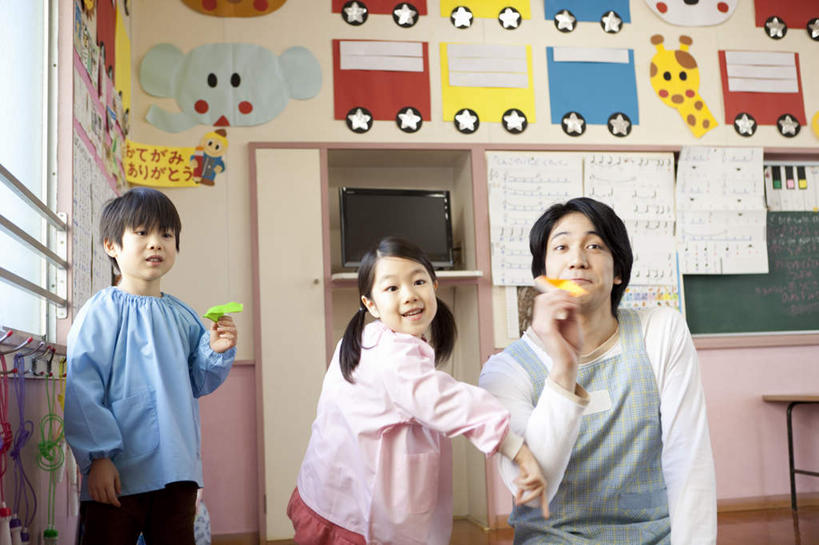 东方人,儿童,三个人,伙伴,朋友,站,笑,微笑,露齿笑,横图,室内,白天,正面,友谊,纯洁,亚洲,艺术,装饰,折纸,纸艺,手工艺品,拿,拿着,注视,黄种人,文化,纸制品,黑板,工艺品,观察,看,站着,教室,同学,日本人,可爱,童年,童趣,教学,观看,华丽,修饰,点缀,察看,高雅,校友,关注,童真,烂漫,无邪,工艺折纸,自信心,品位,衬托,美观,雅致,雅观,同窗,学友,耐磨,教学黑板,天真,友情,男孩,男人,男性,年轻男性,女孩,亚洲人,孩子,老师,扔,站立,半身,彩图