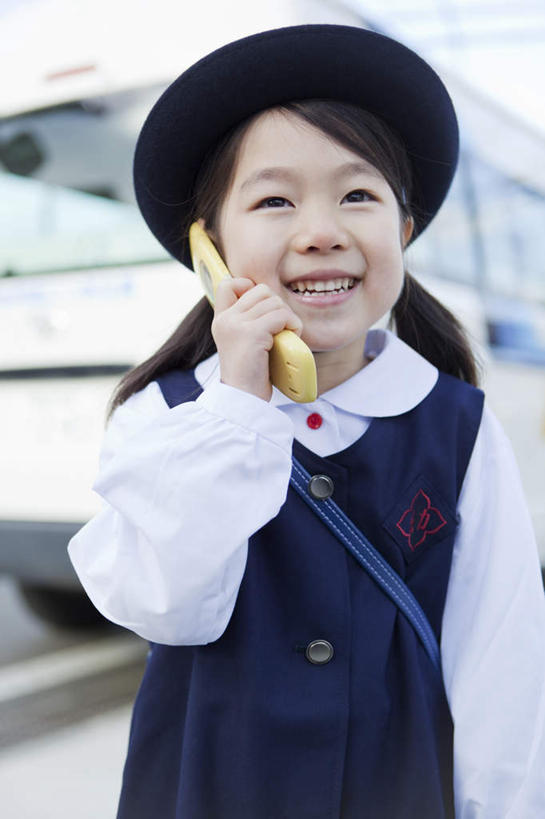 东方人,儿童,一个人,站,打电话,竖图,室外,白天,正面,纯洁,道路,路,公路,公共汽车,电话,帽子,手机,亚洲,仅一个女性,仅一个人,戴,巴士,公交车,交通,拿,拿着,黄种人,通讯设备,运动帽,车,小孩,交通工具,站着,仅一个小孩,日本人,鸭舌帽,可爱,童年,童趣,戴着,童真,烂漫,无邪,交流,天真,女孩,女人,女性,亚洲人,孩子,马路,沟通,通话,站立,半身,彩图,女生