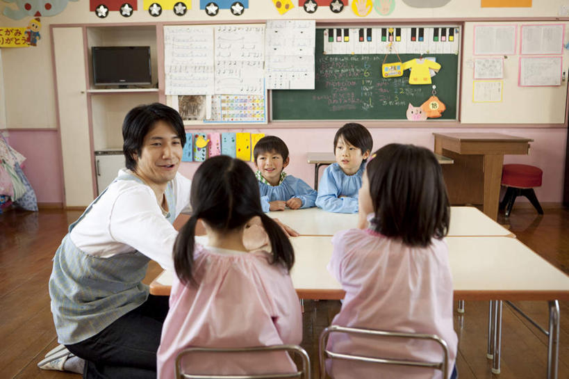 东方人,儿童,背部,伙伴,朋友,坐,笑,说,微笑,露齿笑,横图,室内,白天,正面,友谊,纯洁,键盘,桌子,亚洲,五个人,钢琴,乐器,许多人,黄种人,书桌,小孩,课桌,黑板,一群人,教室,同学,日本人,可爱,童年,童趣,教学,键盘乐器,校友,童真,烂漫,无邪,同窗,学友,耐磨,教学黑板,交流,天真,友情,男孩,男人,男性,年轻男性,女孩,女人,女性,亚洲人,沟通,讲话,交谈,说话,谈话,坐着,半身,彩图,男生,女生