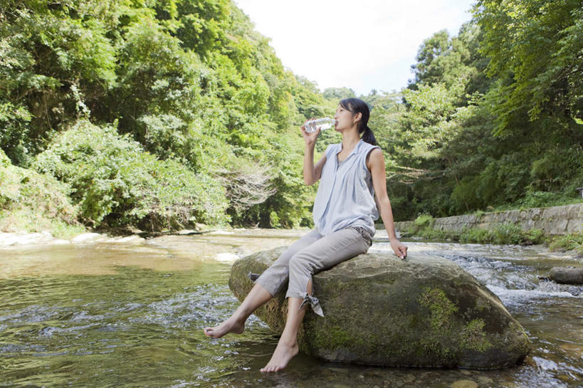 东方人,一个人,坐,横图,室外,白天,正面,河流,石头,森林,树林,水,植物,亚洲,仅一个年轻女性,仅一个女性,仅一个人,喝,石子,河水,水流,云,云朵,拿,云彩,拿着,黄种人,树,树木,蓝色,绿色,白云,蓝天,天空,小溪,自然,瓶子,塑料制品,天,溪水,日本人,塑料瓶,生长,成长,年轻女性,女人,女性,亚洲人,石块,岩石,坐着,彩图,全身