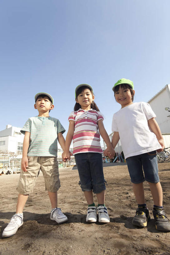 东方人,儿童,三个人,伙伴,朋友,站,握手,竖图,室外,白天,仰视,友谊,纯洁,帽子,亚洲,戴,阴影,光线,影子,黄种人,运动帽,小孩,蓝色,蓝天,天空,阳光,天,站着,日本人,鸭舌帽,可爱,童年,童趣,戴着,童真,烂漫,无邪,天真,友情,男孩,男人,男性,女孩,女人,女性,亚洲人,孩子,搀手,拉手,手拉手,手握手,站立,彩图,低角度拍摄,全身,男生,女生