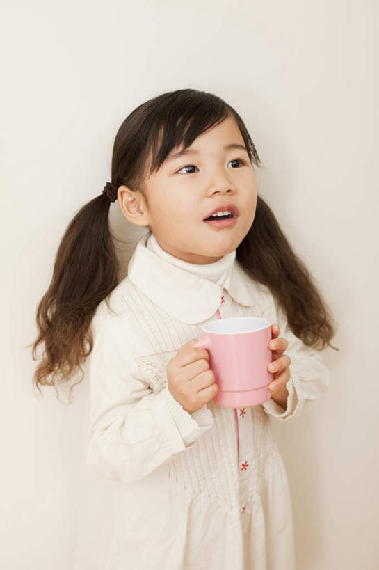 东方人,儿童,一个人,站,竖图,室内,白天,白色背景,正面,纯洁,杯子,亚洲,仅一个女性,仅一个人,瓷器,墙,咖啡杯,陶瓷制品,拿,拿着,黄种人,墙壁,墙面,小孩,站着,仅一个小孩,日本人,可爱,童年,童趣,摄影,影棚,瓷杯,童真,烂漫,无邪,天真,女孩,女人,女性,亚洲人,孩子,站立,半身,彩图,影棚拍摄,拍摄,女生