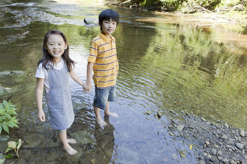东方人,儿童,腿部,脚,脚趾,脚趾甲,腿,家庭,站,横图,俯视,室外,白天,旅游,度假,纯洁,河流,水,亚洲,河水,水流,休闲装,黄种人,光脚,娱乐,小孩,小溪,溪水,站着,享受,休闲,温暖,温馨,一家人,赤脚,休闲服,放松,可爱,童年,童趣,和睦,童真,烂漫,无邪,天真,男孩,男人,男性,女孩,女人,女性,亚洲人,孩子,脚指甲,站立,彩图,高角度拍摄,全身,融洽,男生,女生