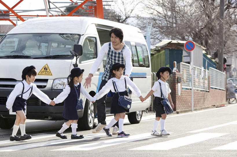 东方人,儿童,四个人,伙伴,朋友,走,横图,室外,白天,正面,友谊,纯洁,道路,路,公路,汽车,日本,亚洲,交通,面包车,黄种人,车,灯,小孩,灯具,交通工具,可爱,童年,童趣,童真,东亚,烂漫,无邪,前照灯,前大灯,车前灯,日本国,天真,友情,男孩,男人,男性,亚洲人,马路,步行,拉手,散步,手拉手,手握手,走路,彩图,全身,男生