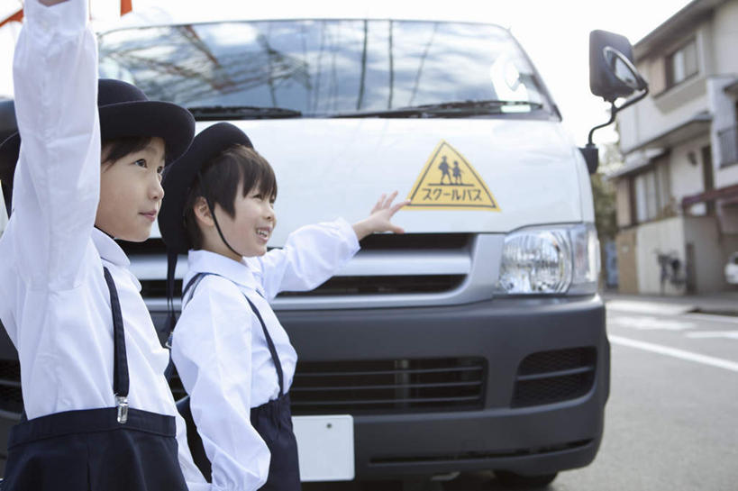 东方人,儿童,两个人,伙伴,朋友,家,站,举,笑,微笑,露齿笑,横图,室外,白天,侧面,友谊,纯洁,道路,路,公路,汽车,帽子,日本,亚洲,服装,房屋,屋子,交通,面包车,礼帽,黄种人,楼房,住宅,车,灯,小孩,灯具,交通工具,托,站着,可爱,童年,童趣,童真,东亚,烂漫,无邪,前照灯,前大灯,学生服,车前灯,日本国,天真,友情,男孩,男人,男性,亚洲人,马路,举起,举手,举着,向上举,向上伸,向上托,站立,半身,彩图,房子,男生