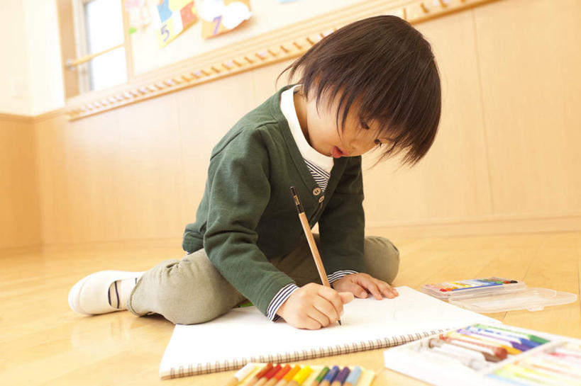 东方人,儿童,一个人,横图,室内,白天,正面,纯洁,地板,日本,亚洲,仅一个男性,仅一个人,握,朦胧,模糊,墙,地面,拿,拎,拿着,休闲装,黄种人,木地板,墙壁,墙面,画,小孩,低头,仅一个小孩,休闲,休闲服,可爱,童年,童趣,颜色,握着,颜料,童真,东亚,烂漫,无邪,日本国,天真,男孩,男人,男性,女孩,亚洲人,孩子,彩图,全身,男生,拎着