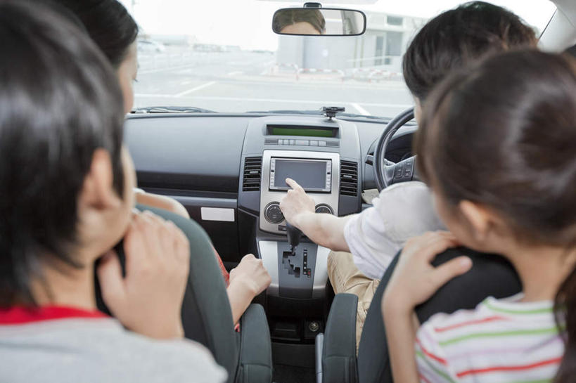 东方人,儿童,四个人,家庭,夫妻,母亲,父亲,女儿,儿子,坐,横图,室内,白天,爱情,旅游,度假,纯洁,镜子,道路,路,公路,汽车,亚洲,交通,浪漫,休闲装,黄种人,娱乐,车,小孩,背面,交通工具,轿车,驾驶,开车,趴着,享受,休闲,温暖,温馨,父女,父子,母女,母子,一家人,休闲服,恩爱,放松,父爱,可爱,母爱,童年,童趣,恋人,后视镜,镜像,和睦,镜面,童真,烂漫,无邪,天真,男孩,男人,男性,年轻男性,年轻女性,女孩,女人,女性,亚洲人,孩子,年轻人,夫妇,情侣,马路,趴,坐着,半身,彩图,伴侣,融洽,男生,女生