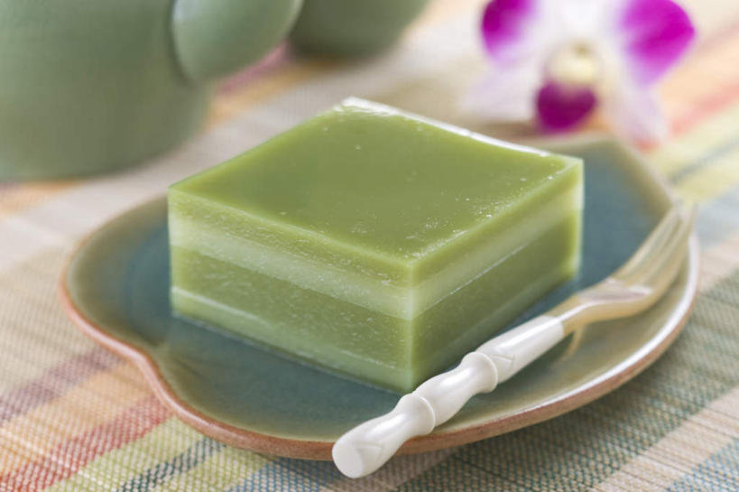 点心,无人,横图,俯视,室内,特写,白天,正面,餐桌,桌子,餐具,一块,节日,朦胧,模糊,盛开,碟子,盘,食品,年糕,甜点,甜品,花蕾,文化,赤素馨花,花,花瓣,花朵,鲜花,食物,糕点,一朵,紫色,盘子,碟,甜食,花苞,花蕊,祈祷,许愿,餐台,纪念,祈求,祭祀,镜饼,餐叉,蛋黄花,鸡蛋花,缅栀花,平安,进餐用具,彩图,高角度拍摄,传统文化