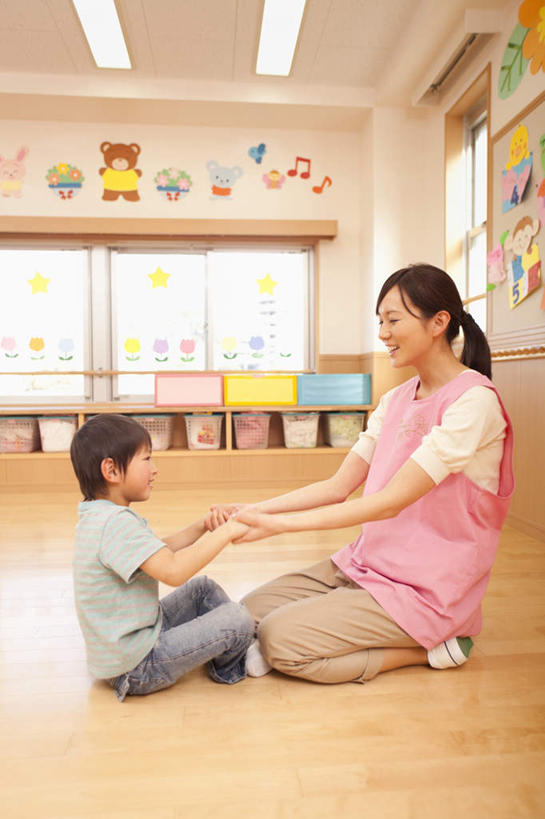 东方人,儿童,两个人,伙伴,朋友,教师,坐,握手,笑,微笑,露齿笑,竖图,室内,白天,侧面,友谊,纯洁,窗户,地板,日本,亚洲,围裙,墙,灯光,地面,休闲装,黄种人,顶灯,木地板,玻璃窗,墙壁,墙面,灯,小孩,灯具,休闲,休闲服,可爱,童年,童趣,照明设备,童真,东亚,烂漫,无邪,日本国,天真,友情,男孩,男人,男性,年轻女性,女人,女性,亚洲人,孩子,讲师,教授,老师,搀手,拉手,手拉手,手握手,坐着,彩图,全身,男生