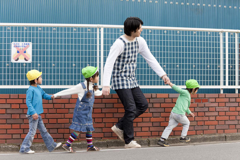 东方人,儿童,教师,栏杆,走,握手,横图,室外,白天,正面,纯洁,帽子,日本,亚洲,墙,围栏,休闲装,黄种人,护栏,墙壁,墙面,小孩,安全帽,休闲,休闲服,可爱,童年,童趣,童真,东亚,烂漫,无邪,日本国,天真,男孩,男人,男性,年轻男性,女孩,女人,女性,亚洲人,孩子,讲师,教授,老师,步行,搀手,拉手,散步,手拉手,手握手,走路,彩图,全身,男生,女生