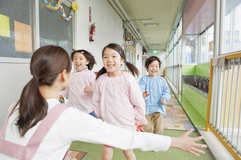 东方人,儿童,背部,四个人,伙伴,朋友,教师,站,蹲,笑,微笑,露齿笑,横图,室外,白天,正面,游戏,友谊,纯洁,窗户,落地窗,日本,亚洲,围裙,墙,教育,玩,休闲装,黄种人,娱乐,玻璃窗,墙壁,墙面,小孩,站着,休闲,休闲服,可爱,童年,童趣,幼儿园,童真,东亚,烂漫,无邪,日本国,天真,友情,男孩,男人,男性,年轻女性,女孩,女人,女性,亚洲人,讲师,教授,老师,蹲着,玩耍,嬉戏,站立,半身,彩图,男生,女生