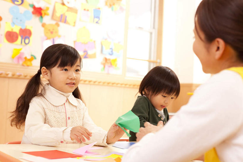 东方人,背部,三个人,教师,坐,说,横图,室内,白天,正面,纯洁,亚洲,写,朦胧,模糊,墙,休闲装,黄种人,相视,墙壁,墙面,休闲,面对面,休闲服,可爱,童年,童趣,对视,相对,童真,烂漫,无邪,相看,交流,天真,男孩,男性,年轻女性,女孩,女人,女性,亚洲人,讲师,教授,老师,沟通,讲话,交谈,说话,谈话,坐着,半身,彩图