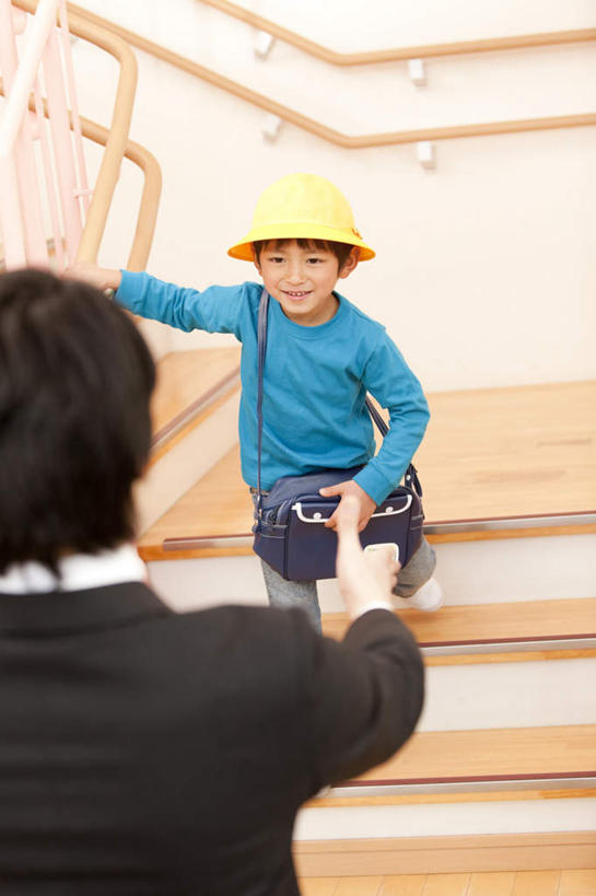 东方人,儿童,背部,两个人,家庭,父亲,儿子,教师,栏杆,站,竖图,室内,白天,正面,纯洁,窗户,楼梯,落地窗,门,帽子,日本,亚洲,扶手,阶梯,墙,休闲装,黄种人,运动帽,护栏,玻璃窗,墙壁,墙面,台阶,小孩,安全帽,门框,站着,休闲,温暖,温馨,父子,一家人,休闲服,父爱,可爱,童年,童趣,和睦,童真,东亚,烂漫,无邪,日本国,天真,男孩,男人,男性,年轻男性,亚洲人,孩子,年轻人,讲师,教授,老师,站立,半身,彩图,融洽,男生