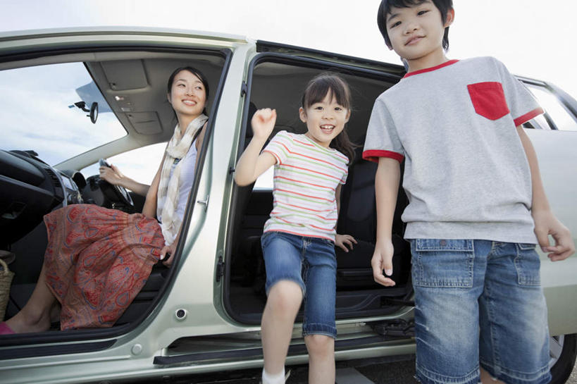 东方人,儿童,三个人,家庭,母亲,女儿,儿子,教师,站,坐,横图,室外,白天,仰视,纯洁,汽车,亚洲,面包车,休闲装,黄种人,车,小孩,交通工具,站着,休闲,温暖,温馨,母女,母子,一家人,休闲服,可爱,母爱,童年,童趣,和睦,童真,烂漫,无邪,天真,男孩,男人,男性,年轻女性,女孩,女人,女性,亚洲人,孩子,年轻人,讲师,教授,老师,站立,坐着,半身,彩图,低角度拍摄,融洽,男生,女生