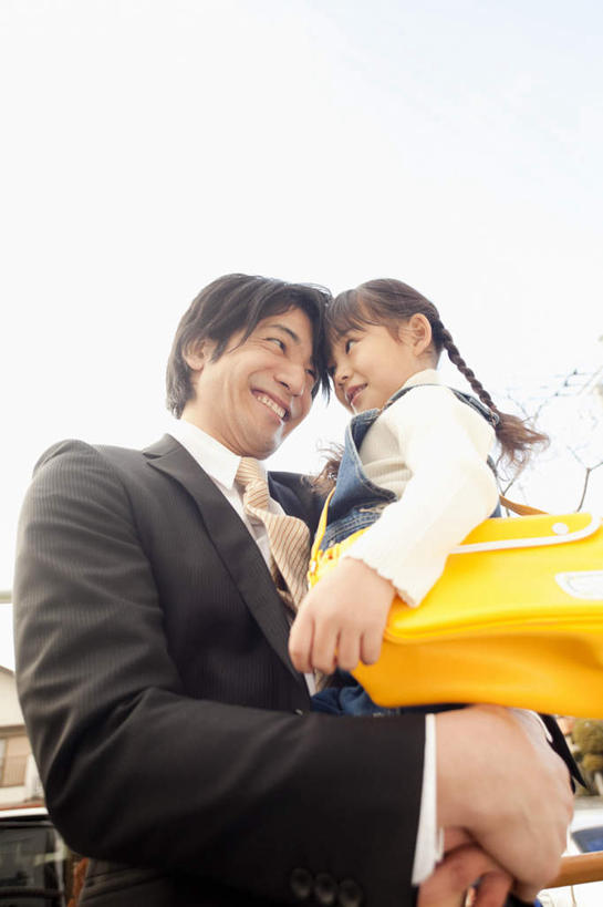 东方人,儿童,两个人,家庭,父亲,女儿,商务人士,商务男性,站,抱,笑,微笑,露齿笑,竖图,室外,白天,仰视,衬衫,裙子,纯洁,亚洲,套装,休闲装,黄种人,相视,小孩,黄色,蓝色,蓝天,天空,天,站着,休闲,温暖,温馨,父女,一家人,面对面,休闲服,父爱,可爱,童年,童趣,抱着,对视,和睦,搂着,相对,商务装,工薪阶层,童真,烂漫,无邪,相看,天真,男人,男性,年轻男性,女孩,亚洲人,孩子,年轻人,白领,上班族,怀抱,搂,搂抱,相抱,拥抱,站立,半身,彩图,低角度拍摄,衬衣,融洽,女生