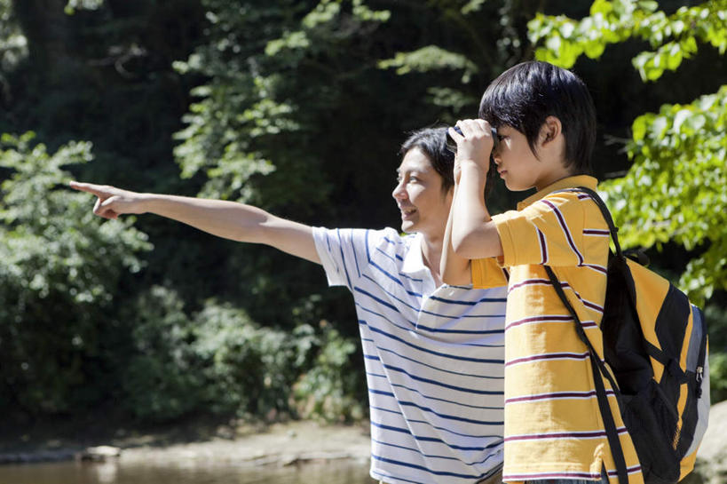 东方人,儿童,两个人,家庭,父亲,儿子,站,笑,说,微笑,露齿笑,横图,室外,白天,侧面,旅游,度假,纯洁,河流,森林,树林,水,植物,日本,亚洲,指,朦胧,模糊,包,书包,望远镜,河水,水流,黄种人,娱乐,树,树木,小孩,绿色,小溪,自然,背包,溪水,站着,享受,休闲,温暖,温馨,父子,一家人,日本人,放松,父爱,可爱,童年,童趣,生长,成长,和睦,指向,童真,东亚,烂漫,无邪,远视镜,瞭望镜,日本国,交流,天真,男孩,男人,男性,年轻男性,亚洲人,孩子,年轻人,沟通,讲话,交谈,说话,谈话,站立,半身,彩图,融洽,光学仪器,千里镜,双肩包,男生