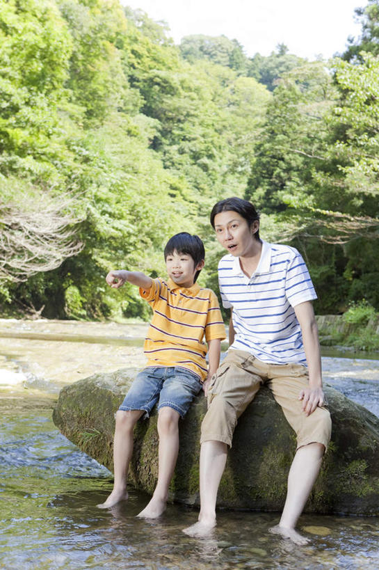 东方人,儿童,两个人,家庭,母亲,儿子,竖图,室外,白天,正面,旅游,度假,纯洁,河流,石头,森林,树林,水,植物,亚洲,指,石子,河水,水流,休闲装,黄种人,娱乐,树,树木,小孩,蓝色,绿色,蓝天,天空,小溪,自然,天,溪水,享受,休闲,温暖,温馨,母子,一家人,日本人,休闲服,放松,可爱,母爱,童年,童趣,生长,成长,和睦,指向,童真,烂漫,无邪,天真,男孩,年轻女性,女人,女性,亚洲人,孩子,年轻人,石块,彩图,全身,融洽,男生
