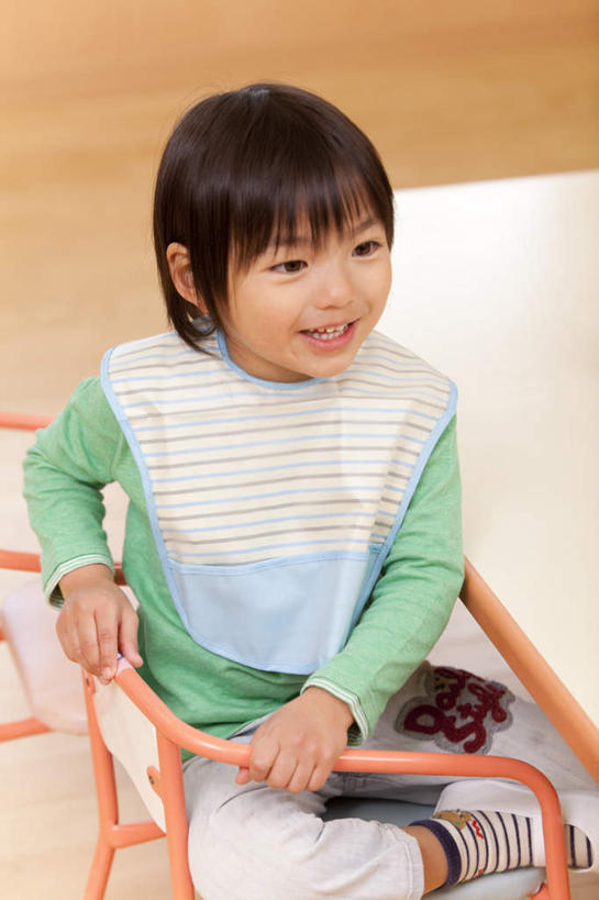 东方人,儿童,一个人,笑,微笑,露齿笑,竖图,俯视,室内,白天,纯洁,餐桌,地板,桌子,椅子,日本,亚洲,仅一个男性,仅一个人,握,木椅,地面,拿,拎,拿着,黄种人,木地板,小孩,仅一个小孩,日本人,可爱,童年,童趣,握着,餐台,童真,东亚,烂漫,无邪,日本国,天真,男孩,男人,男性,亚洲人,孩子,半身,彩图,高角度拍摄,男生,拎着