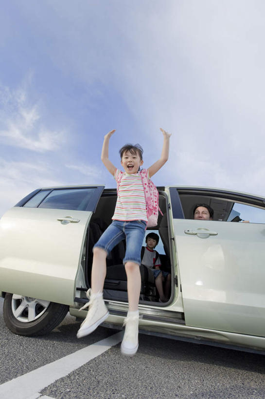 东方人,儿童,三个人,家庭,坐,跳,竖图,室外,白天,仰视,纯洁,道路,路,公路,汽车,日本,亚洲,包,书包,云,云朵,交通,半空,云彩,黄种人,车,小孩,蓝色,白云,蓝天,天空,背包,交通工具,轿车,天,温暖,温馨,一家人,日本人,可爱,童年,童趣,和睦,童真,东亚,烂漫,无邪,日本国,天真,男孩,男人,男性,女孩,女人,女性,中年男性,亚洲人,马路,跳跃,坐着,彩图,低角度拍摄,全身,融洽,双肩包,男生,女生