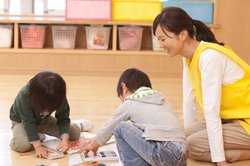 东方人,儿童,三个人,伙伴,朋友,教师,跪,蹲,笑,交叉,微笑,露齿笑,横图,室内,白天,友谊,纯洁,地板,柜子,竹子,日本,亚洲,竹制,编织,篮子,地面,教育,休闲装,黄种人,木地板,画,小孩,背面,竹篮,橱柜,休闲,同学,日本人,休闲服,可爱,童年,童趣,幼儿园,竹条,交织,竹制品,校友,作画,童真,东亚,烂漫,无邪,日本国,同窗,学友,穿插,天真,友情,男孩,男人,男性,年轻女性,女孩,女人,女性,亚洲人,讲师,教授,老师,蹲着,跪着,半身,彩图,男生,女生