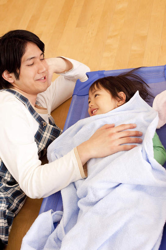 东方人,儿童,两个人,教师,躺,笑,摸,微笑,露齿笑,竖图,俯视,室内,白天,纯洁,床,地板,日本,亚洲,撑,抚摸,床单,地面,教育,托腮,黄种人,被子,木地板,小孩,托,日本人,可爱,童年,童趣,幼儿园,单人床,被单,托下巴,童真,东亚,烂漫,无邪,日本国,卧着,天真,男孩,男人,男性,年轻男性,亚洲人,讲师,教授,老师,触摸,接触,躺着,卧,半身,彩图,高角度拍摄,男生