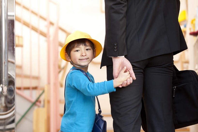 东方人,儿童,背部,两个人,家庭,父亲,儿子,商务人士,商务男性,栏杆,握手,横图,室内,白天,正面,衬衫,纯洁,楼梯,帽子,握,套装,朦胧,模糊,包,扶手,公文包,阶梯,墙,拿,拎,拿着,黄种人,运动帽,护栏,墙壁,墙面,台阶,小孩,温暖,温馨,父子,一家人,日本人,鸭舌帽,父爱,可爱,童年,童趣,握着,公事包,和睦,商务装,工薪阶层,童真,烂漫,无邪,天真,男孩,男人,男性,年轻男性,亚洲人,孩子,年轻人,白领,上班族,搀手,拉手,手拉手,手握手,半身,彩图,衬衣,融洽,男生,拎着