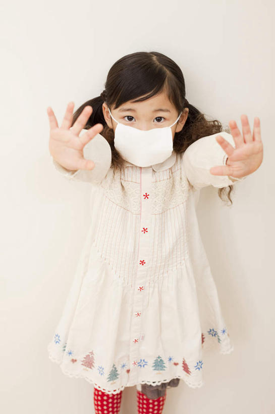 东方人,儿童,一个人,站,举,竖图,室内,白天,白色背景,正面,纯洁,日本,亚洲,仅一个女性,仅一个人,分离,墙,过滤,分开,休闲装,黄种人,干净,墙壁,墙面,一个,小孩,口罩,托,站着,仅一个小孩,休闲,日本人,休闲服,隔断,可爱,童年,童趣,遮掩,摄影,影棚,单个,隔离,卫生,掩盖,遮挡,净化,间隔,预防,童真,东亚,烂漫,无邪,遮盖,防尘,日本国,掩饰,断绝,隔开,屏蔽,屏绝,远离,中断,阻遏,阻隔,天真,女孩,女人,女性,亚洲人,孩子,举起,举手,举着,向上举,向上伸,向上托,站立,半身,彩图,影棚拍摄,拍摄,女生