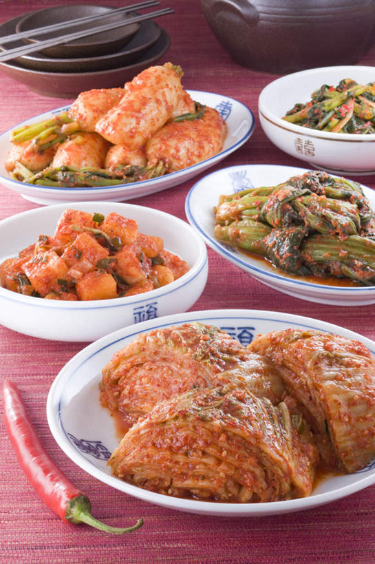 泡菜,无人,竖图,俯视,室内,白天,烹饪,筷子,黄瓜,辣椒,蔬菜,餐具,许多,红色背景,新鲜,碟子,壶,盘,料理,食品,韩式,文化,传统,白菜,菜肴,美食,水壶,食物,红色,盘子,茶壶,容器,碟,碗,摄影,佳肴,有机食品,绿色食品,影棚,礼节,韩国料理,礼仪,韩式料理,辣角,红海椒,大椒,辣虎,广椒,进餐用具,青瓜,辣子,胡瓜,红辣椒,海椒,番椒,彩图,高角度拍摄,影棚拍摄,拍摄