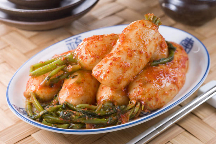 泡菜,无人,竖图,俯视,室内,白天,烹饪,筷子,萝卜,胡萝卜,辣椒,餐具,一堆,许多,堆叠,堆积,红色背景,碟子,壶,盘,大白菜,青椒,料理,食品,韩式,文化,传统,白菜,菜肴,美食,水壶,食物,红色,盘子,茶壶,容器,碟,碗,摄影,佳肴,有机食品,绿色食品,影棚,堆,礼节,韩国料理,礼仪,韩式料理,辣角,红海椒,大椒,辣虎,广椒,菜椒,胶菜,镳菜,进餐用具,甜椒,柿子椒,辣子,红萝卜,红辣椒,海椒,甘荀,番椒,灯笼椒,彩图,高角度拍摄,影棚拍摄,拍摄