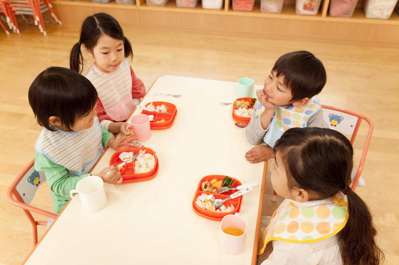 米饭,果汁,东方人,儿童,四个人,坐,说,吃,横图,俯视,室内,白天,纯洁,餐桌,地板,桌子,杯子,椅子,日本,亚洲,撑,握,瓷器,木椅,陶瓷制品,地面,饭,拿,围兜,拎,拿着,托腮,黄种人,木地板,小孩,马克杯,托,日本人,可爱,童年,童趣,握着,幼儿园,餐台,五谷,托下巴,瓷杯,童真,东亚,烂漫,无邪,日本国,交流,天真,男孩,男人,男性,女孩,女人,女性,亚洲人,沟通,讲话,交谈,嚼,食,说话,谈话,坐着,半身,彩图,高角度拍摄,男生,女生,拎着