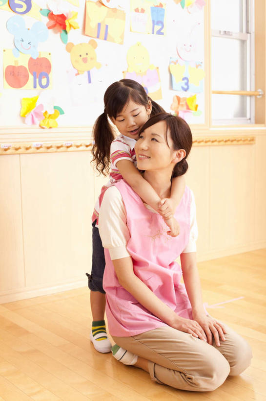 东方人,儿童,两个人,教师,站,蹲,抱,笑,微笑,露齿笑,竖图,室内,白天,正面,纯洁,窗户,地板,日本,亚洲,墙,地面,教育,休闲装,黄种人,木地板,玻璃窗,墙壁,墙面,站着,休闲,日本人,休闲服,可爱,童年,童趣,幼儿园,抱着,搂着,童真,东亚,烂漫,无邪,日本国,天真,年轻女性,女孩,女人,女性,亚洲人,孩子,讲师,教授,老师,蹲着,怀抱,搂,搂抱,抬头,相抱,仰头,拥抱,站立,彩图,全身,女生