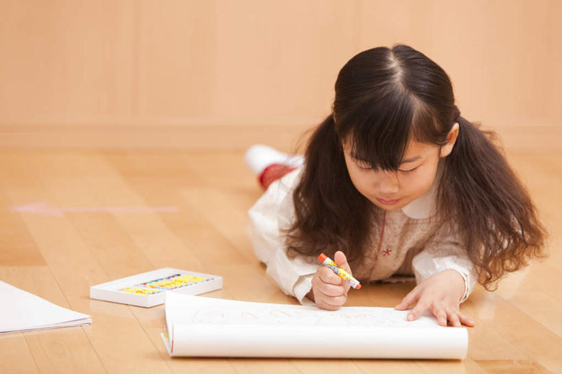 东方人,儿童,一个人,横图,室内,白天,正面,纯洁,地板,日本,亚洲,仅一个女性,仅一个人,握,笔,蜡笔,纸,墙,纸张,地面,教育,拿,拎,拿着,黄种人,木地板,墙壁,墙面,画,小孩,画笔,趴着,仅一个小孩,日本人,可爱,童年,童趣,握着,幼儿园,颜料,童真,东亚,烂漫,无邪,日本国,天真,女孩,女人,女性,亚洲人,孩子,趴,彩图,全身,女生,拎着