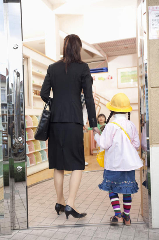 东方人,儿童,两个人,家庭,母亲,女儿,站,握手,竖图,室外,白天,高跟鞋,西装,纯洁,门,帽子,日本,亚洲,套装,正装,包,瓷砖,地砖,皮包,地面,教育,休闲装,职业装,黄种人,运动帽,小孩,背面,门框,站着,休闲,温暖,温馨,母女,一家人,日本人,休闲服,鸭舌帽,可爱,母爱,童年,童趣,幼儿园,单肩包,和睦,童真,东亚,烂漫,无邪,日本国,天真,年轻女性,女孩,女人,女性,亚洲人,孩子,年轻人,搀手,拉手,手拉手,手握手,站立,彩图,全身,融洽,女生