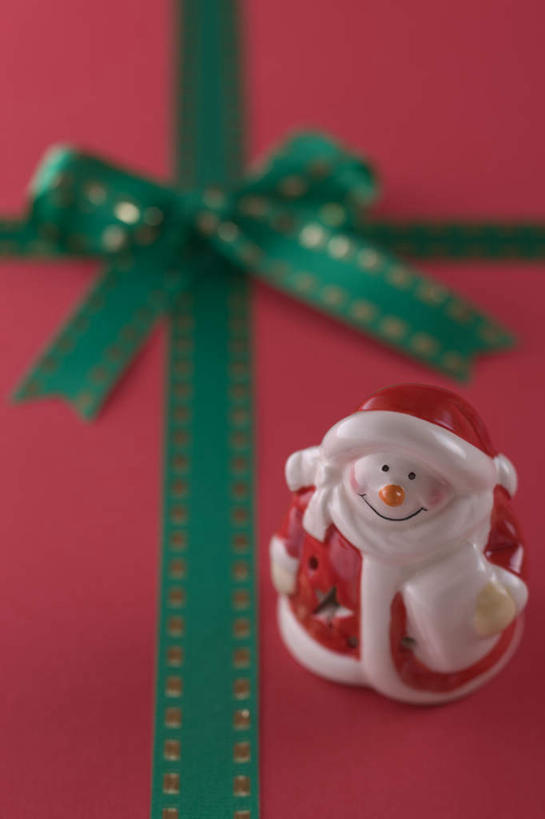 无人,竖图,俯视,室内,特写,白天,礼盒,礼物,玩具,圣诞节,圣诞老人,红色背景,节日,朦胧,模糊,庆祝,丝带,玩偶,纸盒,缎带,文化,盒子,绿色,包装盒,蝴蝶结,礼品盒,庆典,礼品,纪念,彩图,高角度拍摄