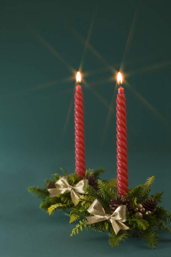 无人,竖图,室内,白天,正面,蜡烛,叶子,绿色背景,盛开,火焰,烛光,绿叶,燃烧,花蕾,花,花瓣,花朵,鲜花,花苞,花蕊,点燃,两只,嫩叶,摄影,影棚,叶,叶片,彩图,影棚拍摄,拍摄