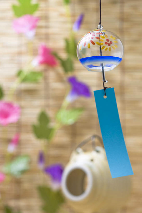 无人,竖图,室内,特写,白天,正面,风铃,叶子,日本,亚洲,悬挂,黄色背景,朦胧,模糊,日本文化,盛开,壶,绿叶,花蕾,文化,水壶,花,花瓣,花朵,鲜花,红色,蓝色,紫色,茶壶,容器,花苞,花蕊,嫩叶,东亚,藤蔓植物,日本国,牵牛花,叶,叶片,占风铎,彩图,传统文化