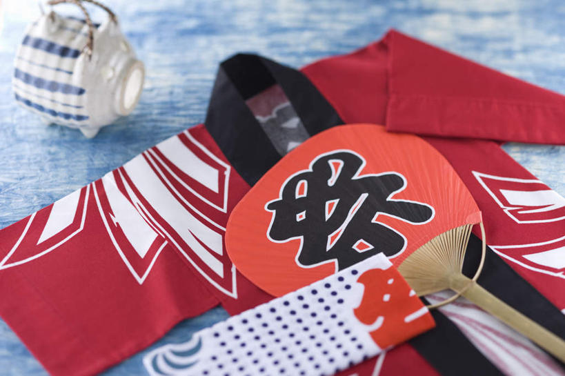 无人,横图,俯视,室内,特写,白天,民族服装,日本,亚洲,蓝色背景,和服,朦胧,模糊,日本文化,日文,标志,扇子,文字,折扇,纸扇,字符,清凉,凉爽,文化,标识,容器,毛巾,摄影,服饰,影棚,东亚,吴服,唐草,唐花,唐锦,日本国,日语,撒扇,障子,彩图,高角度拍摄,影棚拍摄,传统服装,民俗服,拍摄,传统文化