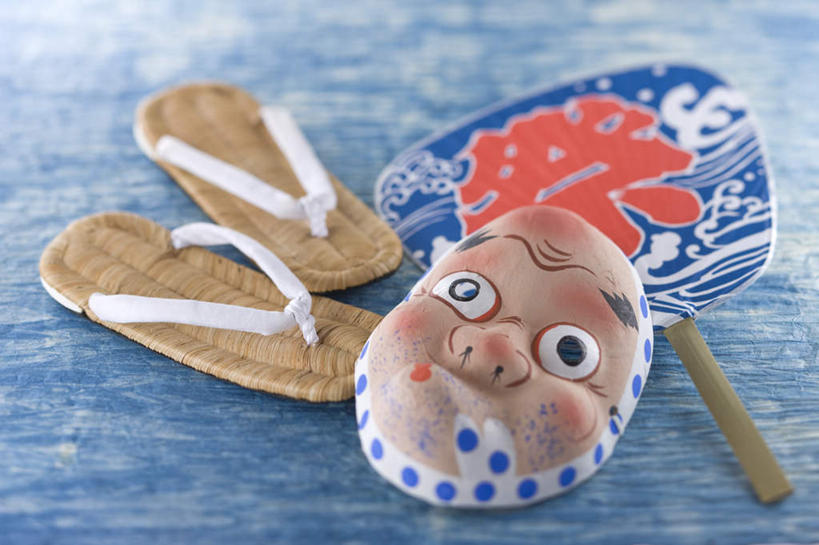 无人,横图,俯视,室内,特写,白天,凉鞋,静物,日本,亚洲,蓝色背景,朦胧,模糊,日本文化,日文,标志,面具,扇子,文字,字符,手工艺品,文化,标识,木屐,工艺品,夏天,摄影,影棚,东亚,日本国,日语,彩图,高角度拍摄,影棚拍摄,夹趾拖鞋,人字拖,人字拖鞋,拍摄,传统文化