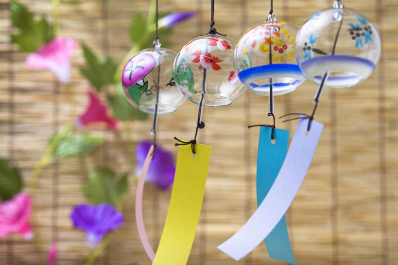 无人,横图,室内,特写,白天,正面,风铃,叶子,日本,亚洲,四只,悬挂,黄色背景,朦胧,模糊,日本文化,盛开,绿叶,花蕾,文化,花,花瓣,花朵,鲜花,排列,红色,蓝色,紫色,花苞,花蕊,嫩叶,摄影,影棚,东亚,藤蔓植物,日本国,牵牛花,叶,叶片,占风铎,彩图,影棚拍摄,拍摄,传统文化