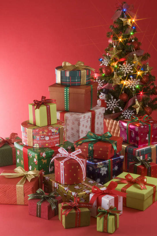 无人,竖图,室内,白天,正面,礼盒,礼物,圣诞节,一堆,许多,堆叠,堆积,红色背景,节日,庆祝,纸盒,圣诞树,文化,盒子,包装盒,礼品盒,庆典,摄影,礼品,影棚,纪念,堆,彩图,影棚拍摄,拍摄