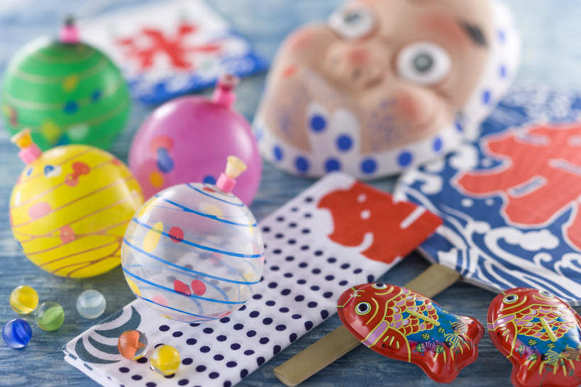 无人,横图,俯视,室内,特写,白天,正面,游戏,静物,玩具,日本,一把,蓝色背景,朦胧,模糊,日本文化,金鱼,面具,扇子,蚊香,折扇,纸扇,塑料,清凉,玩,凉爽,文化,娱乐,气球,塑料制品,毛巾,休闲,充气玩具,橡胶,益智,摄影,影棚,活动,发泄,消遣,智力,橡胶制品,东亚,日本国,宣泄,撒扇,玩耍,嬉戏,彩图,高角度拍摄,影棚拍摄,拍摄,传统文化